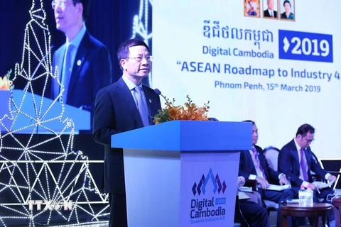 Bộ trưởng Bộ Thông tin và Truyền thông Nguyễn Mạnh Hùng phát biểu tại Diễn đàn Bộ trưởng ASEAN ở Triển lãm Digital Cambodia 2019. (Ảnh: PV/TTXVN)