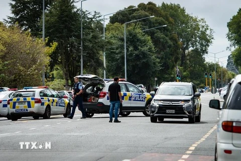 Cảnh sát New Zealand phong tỏa một tuyến đường ở Christchurch, New Zealand sau vụ xả súng ngày 15/3. (Ảnh: THX/TTXVN)