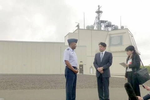 Bộ trưởng Quốc phòng Itsunori Onodera (giữa) thăm một cơ sở thử nghiệm Aegis Ashore của Mỹ trên đảo Kauai của Hawaii. (Nguồn: Kyodo)