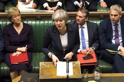 Thủ tướng Anh Theresa May (giữa) sau cuộc bỏ phiếu lần thứ 2 về thỏa thuận Brexit tại Hạ viện Anh ngày 13/3. (Ảnh: THX/TTXVN)