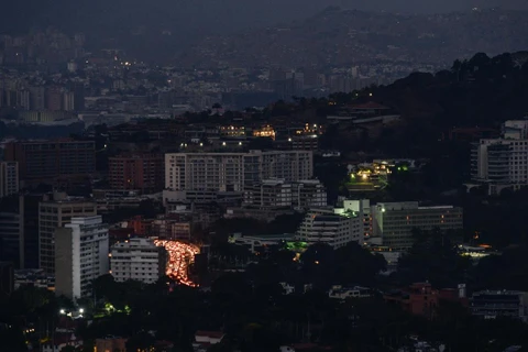 Cảnh mất điện tại Caracas của Venezuela, ngày 9/3 vừa qua. (Ảnh: AFP/TTXVN)