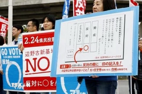 Người dân biểu tình phản đối kế hoạch của chính phủ tái bố trí căn cứ quân sự Mỹ tại Okinawa. (Ảnh: Kyodo/TTXVN)