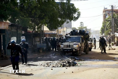 Cảnh sát Mali tuần tra tại Bamako. (Ảnh: AFP/TTXVN)
