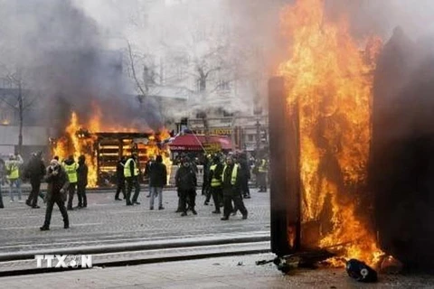 Nhiều cửa hàng trên đại lộ Champs-Elysees ở thủ đô Paris bị những người biểu tình " Áo vàng" đốt phá ngày 16/3 vừa qua. (Ảnh: Kyodo/TTXVN)