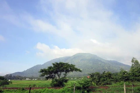 Được xem là một trong hai ngọn núi cao nhất ở Đông Nam bộ với độ cao hơn 800m, núi Chứa Chan là điểm đến của những người thích leo núi, khám phá. (Nguồn: ttxtdldongnai.vn)