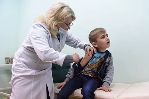Tiêm vắcxin phòng sởi cho trẻ em tại một trường học ở thành phố Lviv, Ukraine. (Ảnh: AFP/TTXVN)