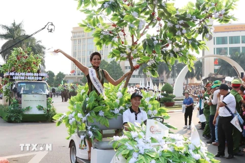 Hoa hậu Hoàn vũ H’hen Niê tham gia Lễ hội đường phố trong chương trình Lễ hội Càphê Buôn Ma Thuột lần thứ 7 năm 2019. (Ảnh: Tuấn Anh/TTXVN)