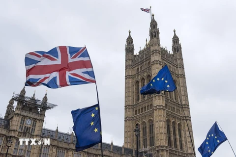 Cờ EU (phải) và quốc kỳ Anh (trái, phía trên) bên ngoài tòa nhà Quốc hội Anh ở London ngày 6/3 vừa qua. (Ảnh: THX/TTXVN)