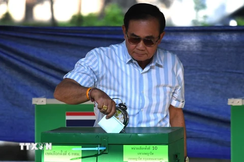 Thủ tướng Thái Lan Prayut Chan-O-Cha bỏ phiếu tại một điểm bầu cử ở Bangkok ngày 24/3. (Ảnh: AFP/TTXVN)