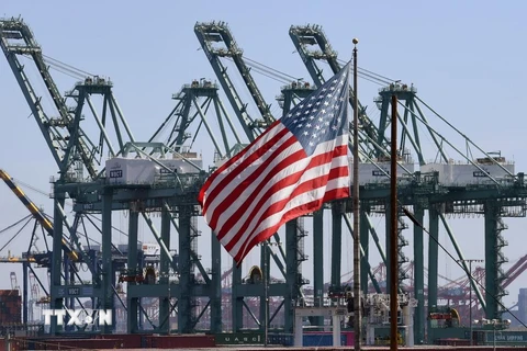 Vận chuyển hàng hóa tại cảng Long Beach, ở Los Angeles của Mỹ. (Ảnh: AFP/TTXVN)