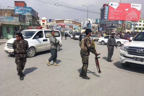 Lực lượng an ninh Afghanistan gác tại hiện trường một vụ nổ ở Kabul. (Ảnh: AFP/TTXVN)