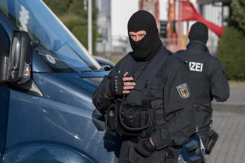 Cảnh sát trong một chiến dịch truy quét các bang nhóm tội phạm. (Ảnh: AFP/TTXVN)