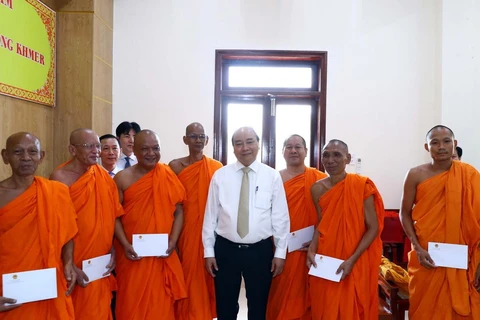 Thủ tướng Nguyễn Xuân Phúc tặng quà các vị sư sãi của Học viện Phật giáo Nam tông Khmer. (Ảnh: Thống Nhất/TTXVN)