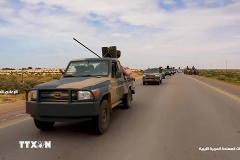 Đoàn xe quân sự thuộc Lực lượng tự xưng Quân đội quốc gia Libya hướng về miền Đông Libya và Tripoli ngày 3/4 vừa qua. (Ảnh: AFP/TTXVN)
