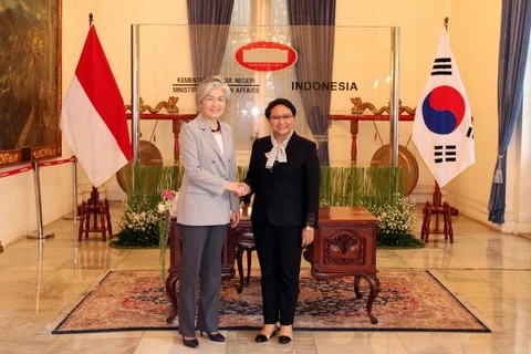 Ngoại trưởng Hàn Quốc Kang Kyung-wha và Ngoại trưởng Indonesia, Retno Marsudi trong cuộc gặp tại Jakarta, Indonesia ngày 8/4. (Ảnh: Yonhap/TTXVN)