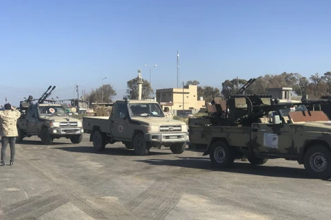 Lực lượng trung thành với Chính phủ được Liên hợp quốc bảo trợ được điều động tới Tajura, ngoại ô thủ đô Tripoli ngày 6/4 vừa qua. (Ảnh: AFP/TTXVN)