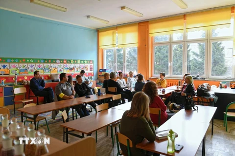 Giáo viên tập trung tại một lớp học trong thời gian đình công ở Gdansk, Ba Lan, ngày 8/4. (Ảnh: PAP/TTXVN)