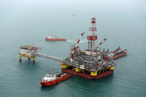 Giàn khoan dầu LSP-1 của Tập đoàn LUKOIL, Nga tại giếng dầu Korchagin trên biển Caspi. (Ảnh: AFP/TTXVN) 