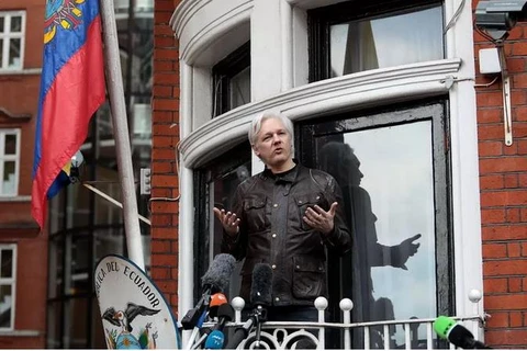 Ông Julian Assange nói chuyện với giới truyền thông từ ban công Đại sứ quán Ecuador ngày 19/5/2017, tại London. (Nguồn: Getty Images)