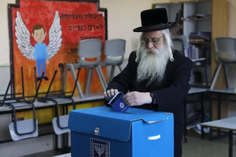 Cử tri Israel bỏ phiếu tại điểm bầu cử ở Jerusalem ngày 9/4 vừa qua. (Ảnh: AFP/TTXVN)