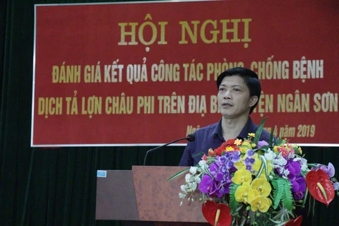 Ông Doanh Thiêm Huy, Phó Chủ tịch UBND huyện Ngân Sơn công bố hết dịch tả lợn châu Phi. (Ảnh: Vũ Hoàng Giang/TTXVN)