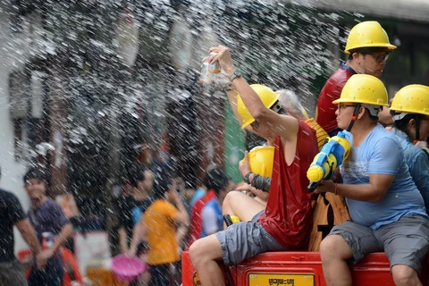 Tết té nước là một trong những lễ hội văn hoá truyền thống của Lào, được gọi là Bun Pi May. (Ảnh: TTXVN) 