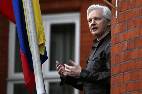 Nhà sáng lập trang mạng WikiLeaks Julian Assange tại Đại sứ quán Ecuador ở London của Anh ngày 19/5/2017. (Ảnh: AFP/TTXVN)