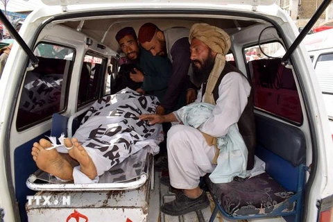 Chuyển nạn nhân bị thương trong vụ đánh bom ở Quetta của Pakistan ngày 12/4. (Ảnh: AFP/TTXVN)