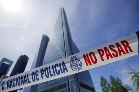 Một đoạn dây bao quanh của cảnh sát với dòng chữ: "Đừng vượt qua" được chụp trước các tòa tháp của nhà chọc trời - nơi đặt một số đại sứ quán, sau một vụ đe dọa đánh bom, tại Madrid, Tây Ban Nha vào ngày 16/4. (Nguồn: Reuters)