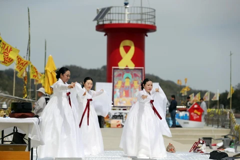 Lễ tưởng niệm 5 năm ngày xảy ra thảm kịch chìm phà Sewol ở ngoài khơi đảo Jin ngày 16/4. (Ảnh: Yonhap/TTXVN)