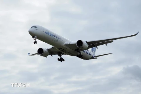 Máy bay A350-1000 của hãng Airbus thực hiện chuyến bay thử nghiệm. (Ảnh: AFP/TTXVN)