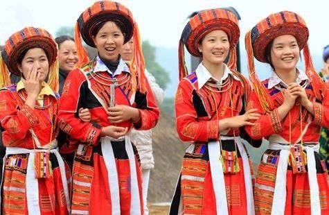 Quần áo truyền thống của phụ nữ Pà Thẻn. (Nguồn: hagiangsensetravel)