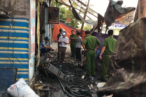 Lực lượng cức năng tỉnh Thừa Thiên-Huế đang khám nghiệm hiện trường, điều tra nguyên nhân vụ cháy. (Ảnh: Hồ Cầu/TTXVN)