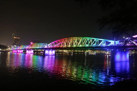 Cầu Trường Tiền lung linh về đêm dưới hiệu ứng chiếu sáng từ hệ thống đèn Led mới. (Ảnh: Hồ Cầu/TTXVN)