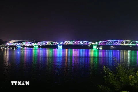 Cầu Trường Tiền lung linh về đêm dưới hiệu ứng chiếu sáng từ hệ thống đèn led mới. (Ảnh: Hồ Cầu/TTXVN)