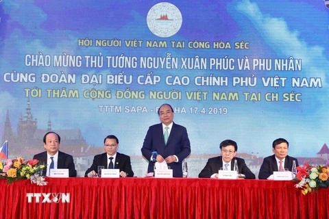 Thủ tướng Nguyễn Xuân Phúc nói chuyện thân mật với cộng đồng người Việt Nam tại Séc. (Ảnh: Thống Nhất/TTXVN)