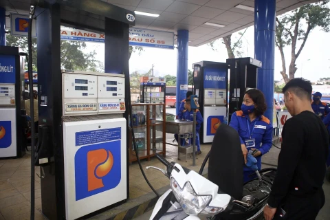 Khách đến mua xăng tại cửa hàng xăng dầu số 85, Công ty xăng dầu khu vực I ở phố Nguyễn Văn Cừ, Gia Thuỵ, quận Long Biên, Hà Nội. (Ảnh: Minh Quyết/TTXVN)