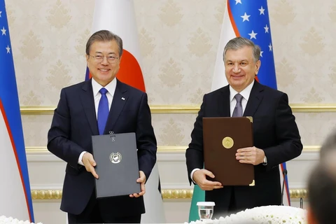 Tổng thống Hàn Quốc Moon Jae-in (trái) và người đồng cấp Uzbekistan Shavkat Mirziyoyev (phải) sau lễ ký tuyên bố chung tại Tashkent, Uzbekistan ngày 19/4. (Ảnh: Yonhap/TTXVN)