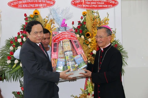 Chủ tịch Ủy ban Trung ương Mặt trận Tổ quốc Việt Nam Trần Thanh Mẫn tặng quà chúc mừng Lễ phục sinh năm 2019 tại Tòa Giám mục Giáo phận Phan Thiết. (Ảnh: Nguyễn Thanh/TTXVN)