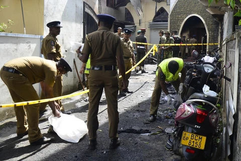 Lực lượng an ninh điều tra tại hiện trường vụ nổ ở nhà thờ Zion, khu vực Batticaloa, Sri Lanka, ngày 21/4. (Ảnh: AFP/TTXVN)