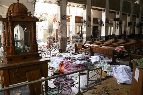 Hiện trường vụ nổ bên trong nhà thờ ở Kochchikade, Colombo, Sri Lanka, ngày 21/4. (Ảnh: AFP/TTXVN)