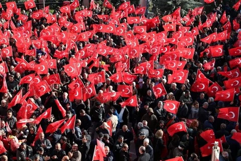 Những người ủng hộ lãnh đạo đối lập Kemal Kilicdaroglu tụ tập bên ngoài Trụ sở CHP ở Ankara sau khi ông bị một đám đông đấm và đá trong một đám tang ngày 21/4. (Nguồn: AFP)