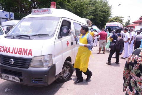 Xe cứu thương đưa các nạn nhân trong loạt vụ nổ tới bệnh viện ở Negombo, phía bắc Colombo, Sri Lanka, ngày 21/4. (Ảnh: THX/TTXVN)