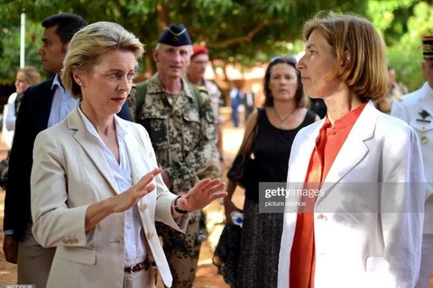 Bộ trưởng Quốc phòng Đức Ursula von der Leyen và Bộ trưởng Quốc phòng Pháp Florence Parly. (Nguồn: getty images)