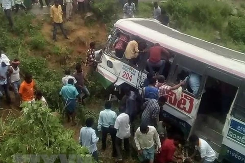 Hiện trường một vụ xe buýt rơi xuống hẻm núi. (Ảnh: AFP/TTXVN)