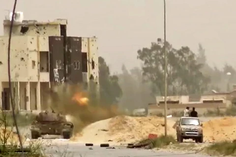 Giao tranh giữa lực lượng trung thành với Tướng Khalifa Haftar và binh sỹ quân đội Chính phủ Đoàn kết dân tộc Libya (GNA) tại khu vực ngoại ô Tripoli ngày 24/4 vừa qua. (Ảnh: AFP/TTXVN)