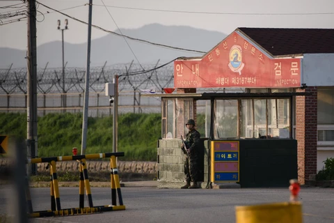Binh sỹ Hàn Quốc tại trạm kiểm soát gần Khu vực Phi quân sự (DMZ) chia tách hai miền Triều Tiên trên đảo Ganghwa ngày 24/5/2018. (Ảnh: AFP/TTXVN)