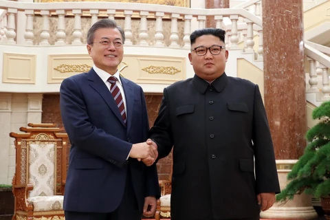 Nhà lãnh đạo Triều Tiên Kim Jong-un (phải) và Tổng thống Hàn Quốc Moon Jae-in tại Hội nghị thượng đỉnh lần ba ở Bình Nhưỡng ngày 18/9/2018. (Ảnh: AFP/TTXVN) 