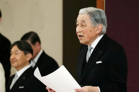 Nhật Hoàng Akihito (phải) tại lễ thoái vị trong Hoàng cung ở Tokyo ngày 30/4/2019. (Ảnh: AFP/TTXVN)