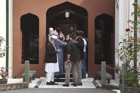 Người Hồi giáo vào cầu nguyện sau khi nhà thờ Al Noor ở Christchurch, New Zealand mở cửa trở lại ngày 23/3 vừa qua. (Ảnh: AFP/TTXVN)